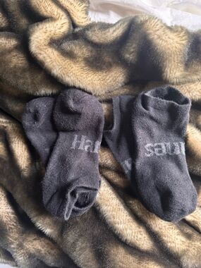 2 pairs of Hanes socks